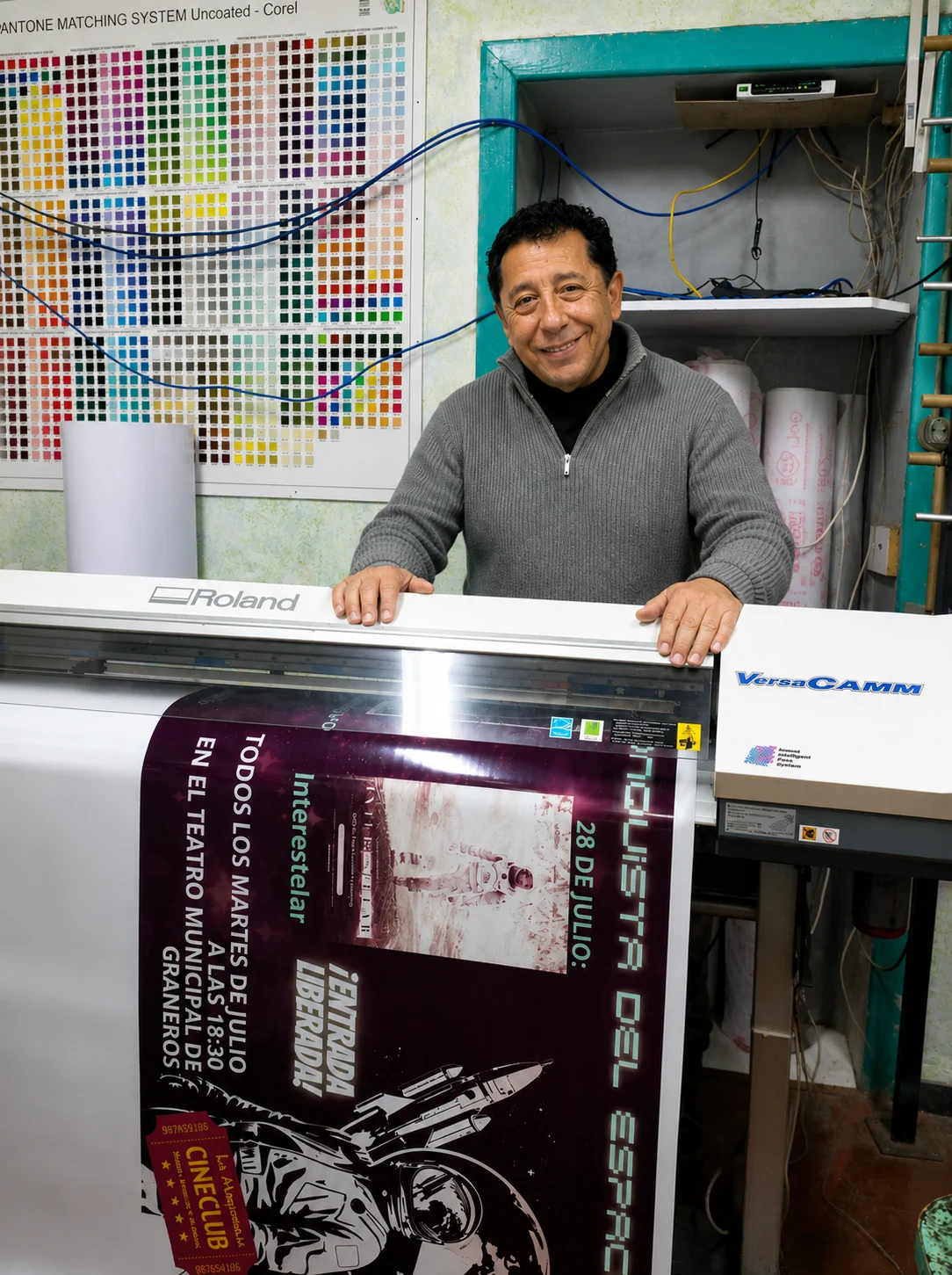 Leonardo Fuenzalida trabajando junto a su máquina de impresión