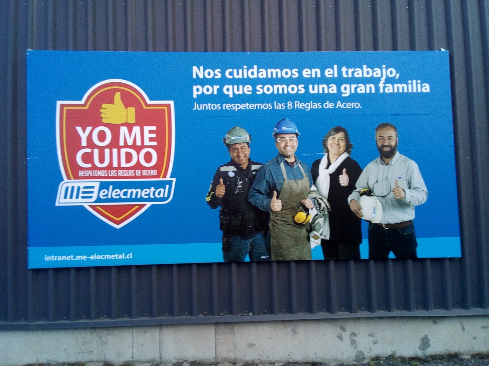 Señalética industrial, trabajo realizado por Fuenzalida Soluciones Gráficas